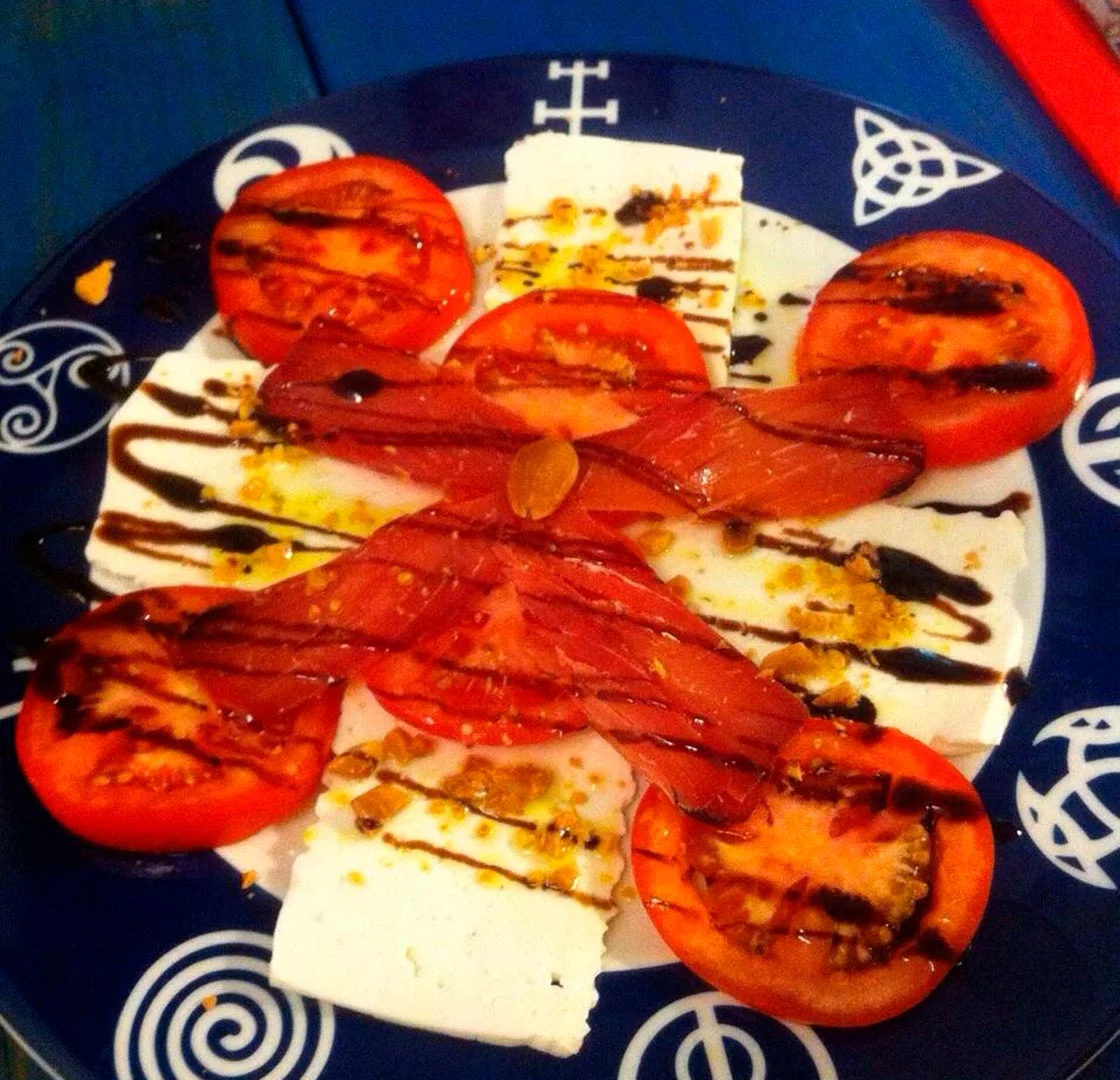 Queso con tomate y sirope