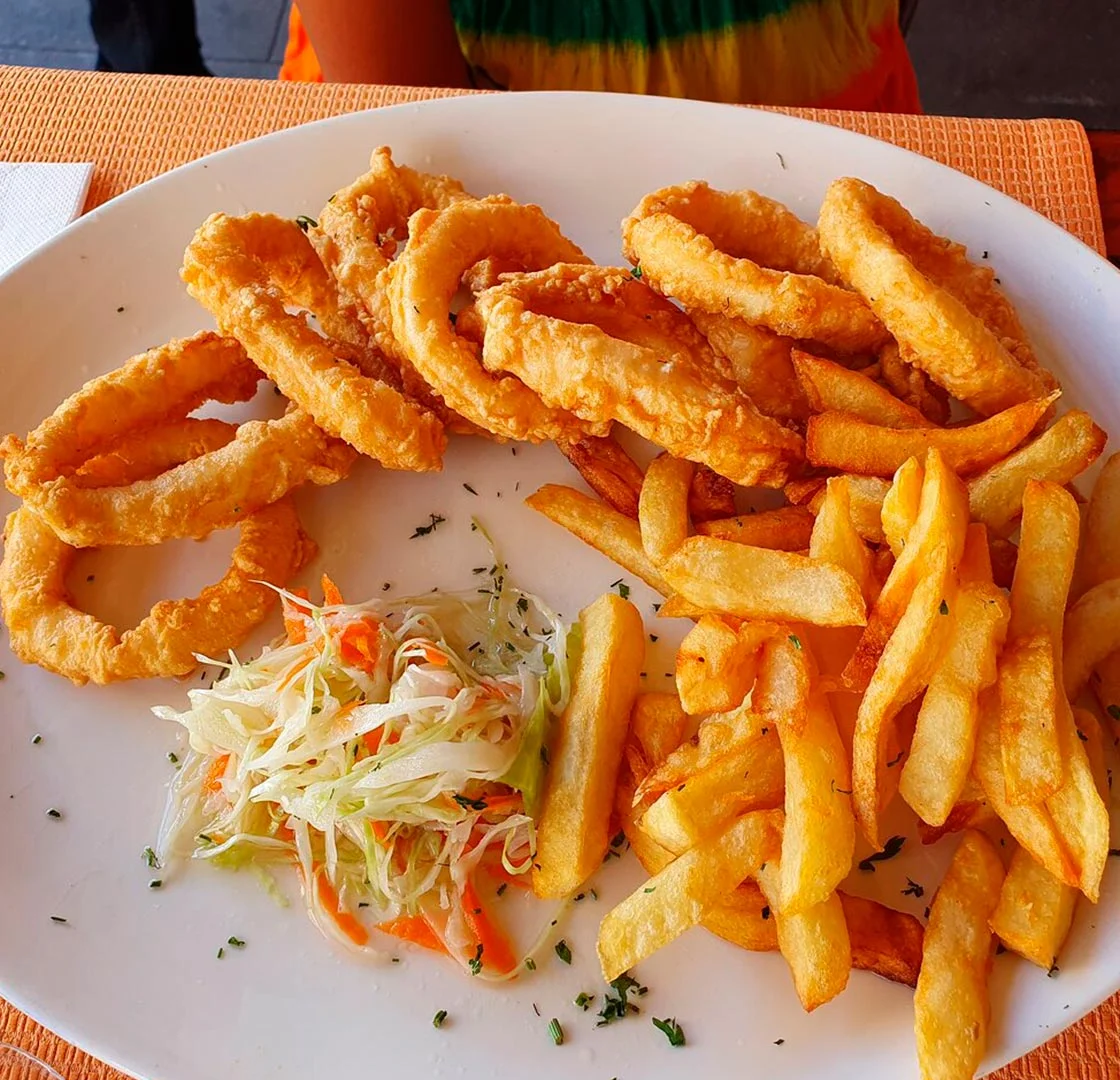 Calamares a la romana con patatas fritas