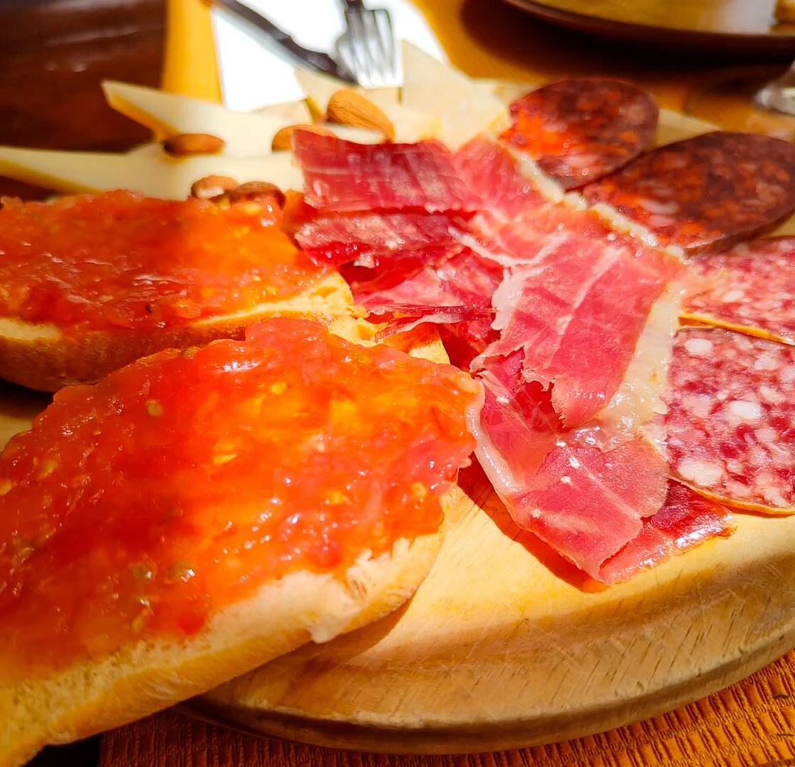 Tapita de jamón y embutidos